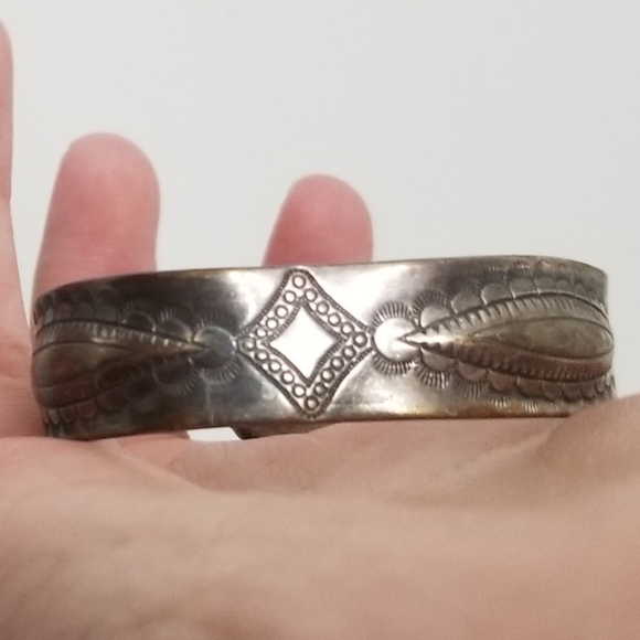 Stunner! vtg unsigned Southwestern cuff bracelet - Picture 8 of 11
